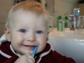 Kleinkind mit Fieber beim Zahnen am Zähneputzen