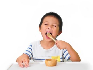 Kinder und Honig – ab wann duerfen Kinder unbeschwert Honig essen?